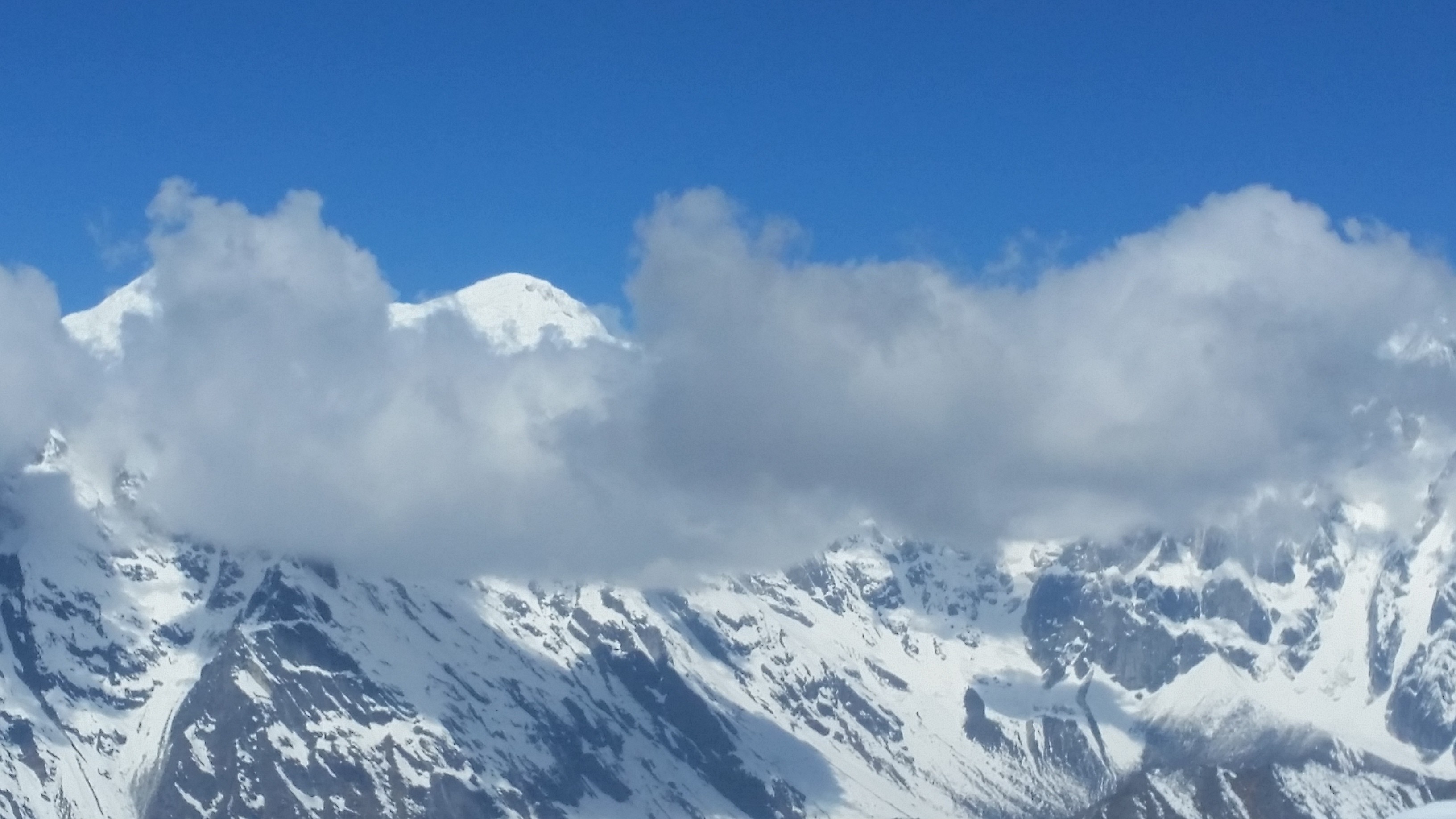 Manaslu Trekking: Himalaya with cloud