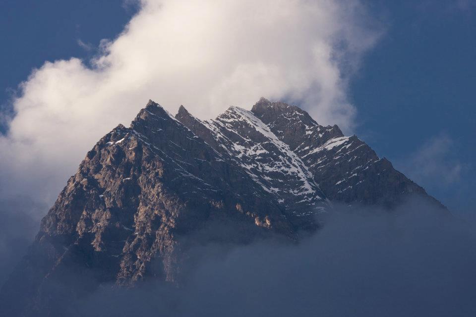 Manaslu Trek: Mountain surrounded by cloud