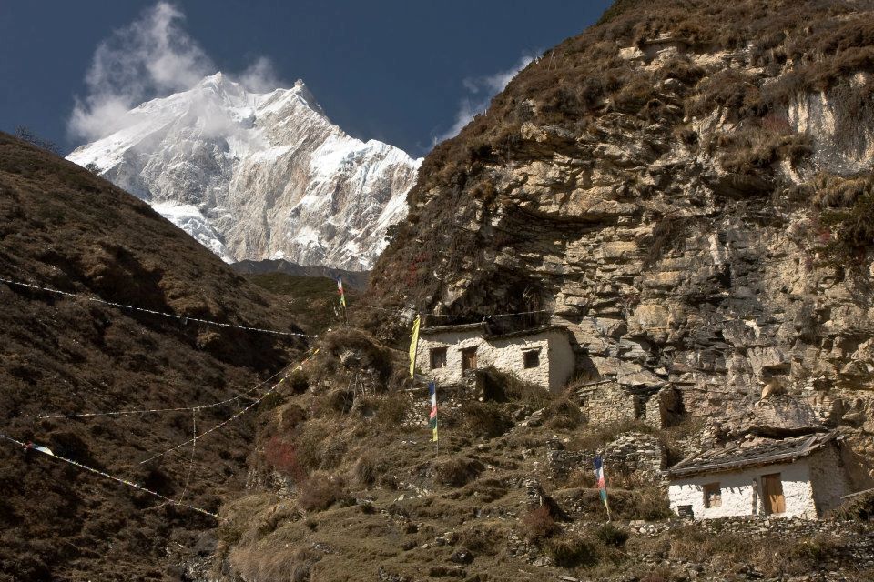 Manaslu Trek: White small houses in the mountain