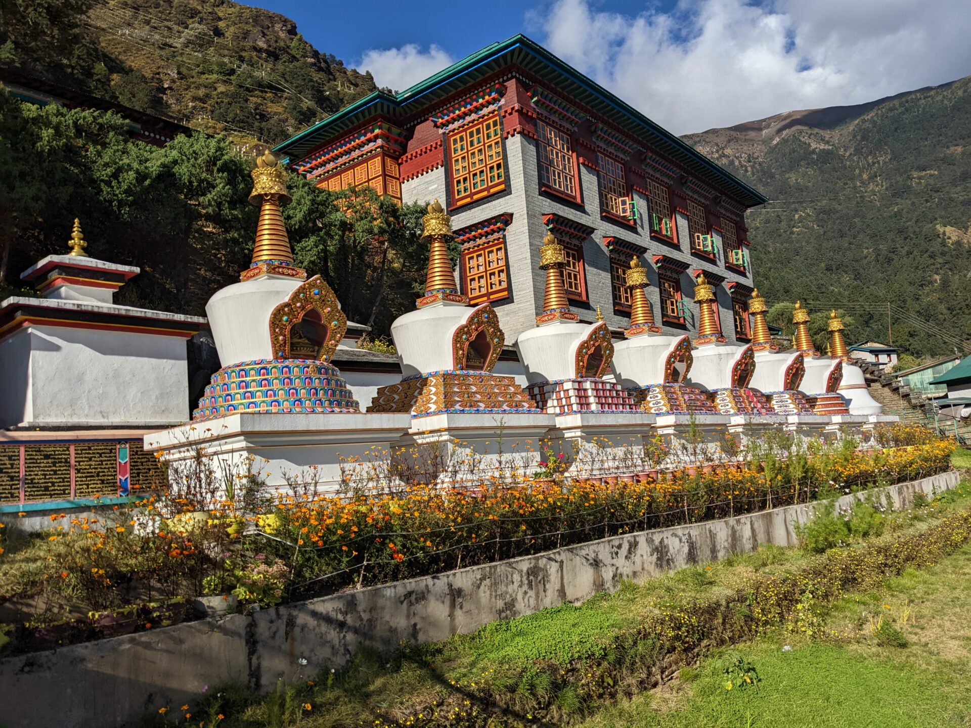 How can I charge my devices at teahouses during the Pikey Peak trek?